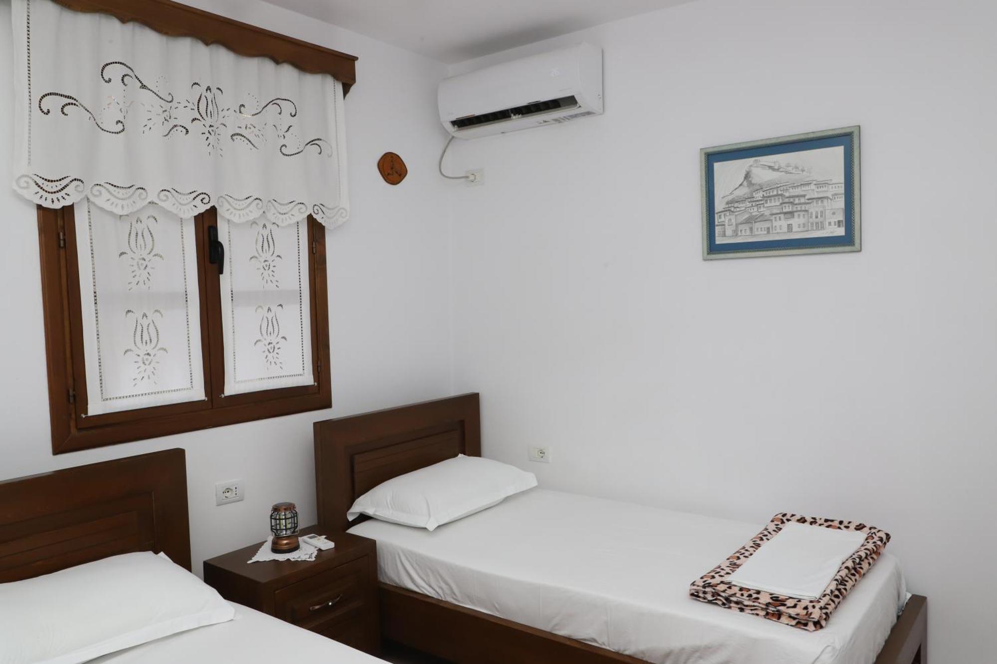 Apartment Altin In Old Town Berat Extérieur photo